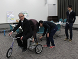 筑波大学生手作り燃料電池三輪車の試乗